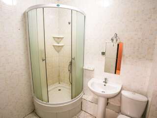 Гостиница Азалия Казань Четырехместный номер с собственной ванной комнатой-5